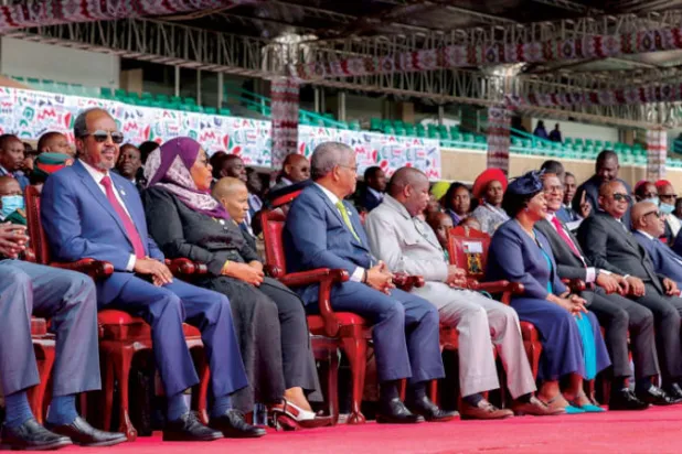 صورة وزعها مكتب الرئيس الصومالي لمغادرته إلى كينيا لحضور تنصيب رئيسها الجديد