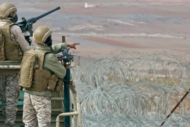 دورية لجنود أردنيين على الحدود مع سوريا لمنع التهريب في فبراير الماضي (أ.ف.ب)