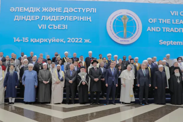 قادة الأديان في لقطة مجمعة خلال المؤتمر... (وزارة الشؤون الإسلامية والدعوة والإرشاد بالسعودية)