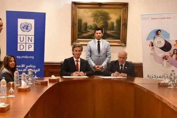 مراسم توقيع بروتوكول تعاون بين مصر وبرنامج الأمم المتحدة الإنمائي بشأن فعاليات شبابية في «كوب 27» (الحكومة المصرية)
