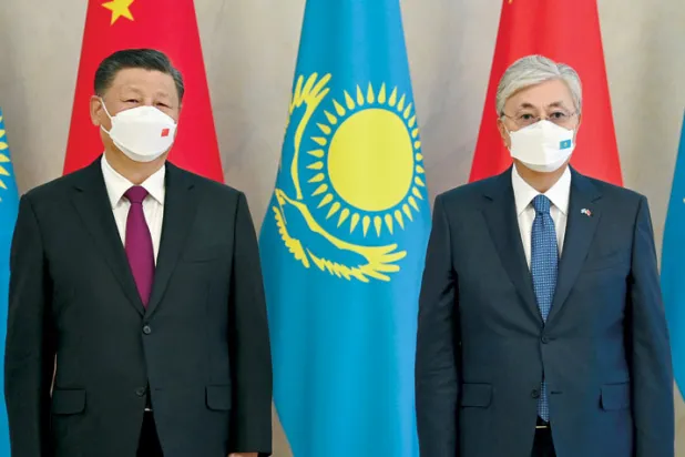 رئيسا كازاخستان والصين في نور سلطان أمس (أ.ف.ب)