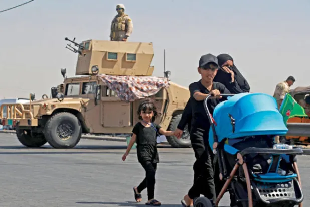«هدنة الأربعينية» التي أشرفت على الانتهاء لم تزحزح المواقف بين الخصوم... وفي الصورة رجال أمن ينتشرون لحماية الزائرين (أ.ف.ب)