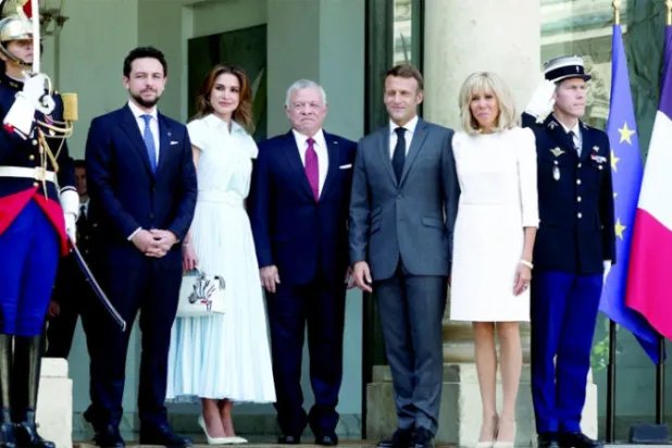 ماكرون وزوجته بريجيت يستقبلان عبد الله الثاني وزوجته رانيا وولي العهد الأمير الحسين في الإليزيه الأربعاء (رويترز)