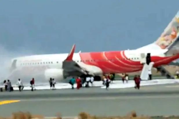 صورة من التلفزيون لعملية إخلاء الطائرة الهندية بعد تعرضها لحريق في مطار مسقط