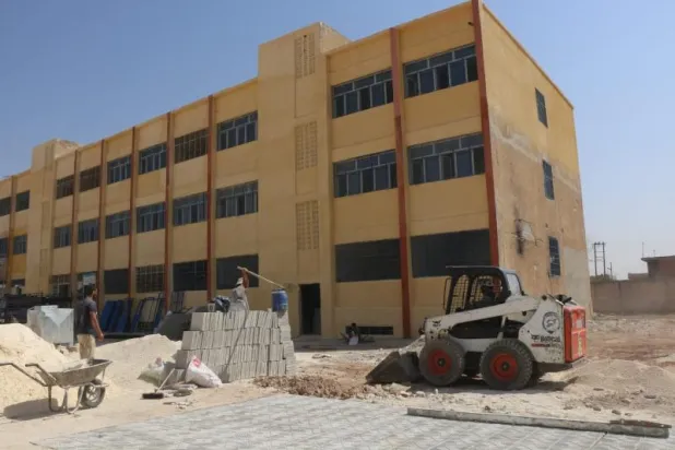 واحدة من المدارس التي تخضع للترميم في منطقة إدلب (الشرق الأوسط)