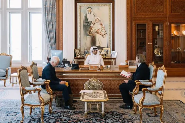 أمير قطر خلال حوار صحافي مع مجلة «لو بوان» الفرنسية (وكالة الأنباء القطرية)