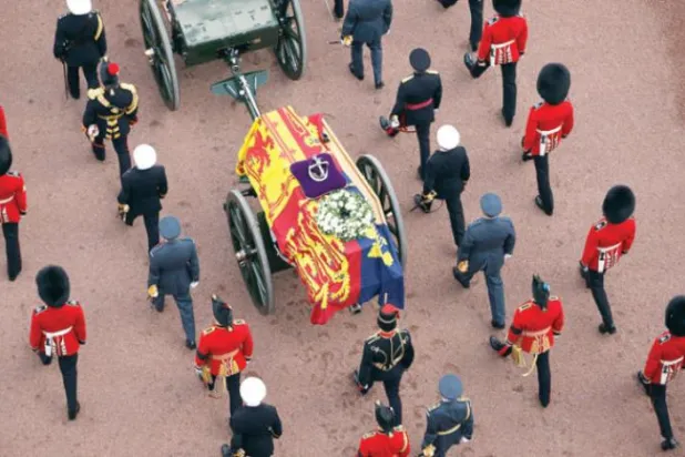 بکنگھم پیلس سے کل ویسٹ منسٹر تک تابوت کی رسمی منتقلی کے منظر کو دیکھا جا سکتا ہے (اے بی)