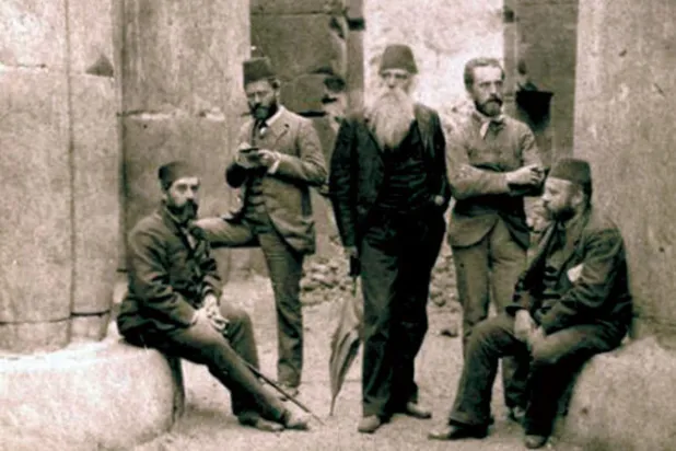 أفراد رحلة التفتيش إلى صعيد مصر في معبد الأقصر عام 1886 (الشرق الأوسط)
