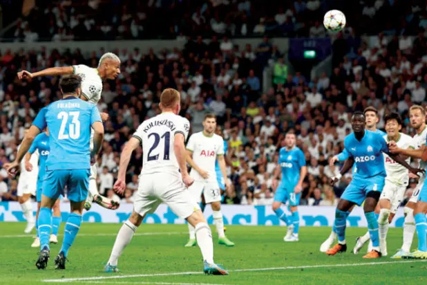 رأسية ريتشارليسون تهز شباك مارسيليا في  الجولة الأولى من دوري أبطال أوروبا  (رويترز)
