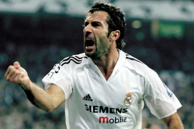 فيغو تعرض لإيذاء شديد من الجماهير التي وصفته بالخائن من بين صفات بغيضة أخرى عندما عاد لملعب برشلونة (غيتي)