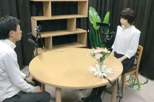 إيريكا تتدرب على كيفية التمتع بروح الدعابة (إينوي)