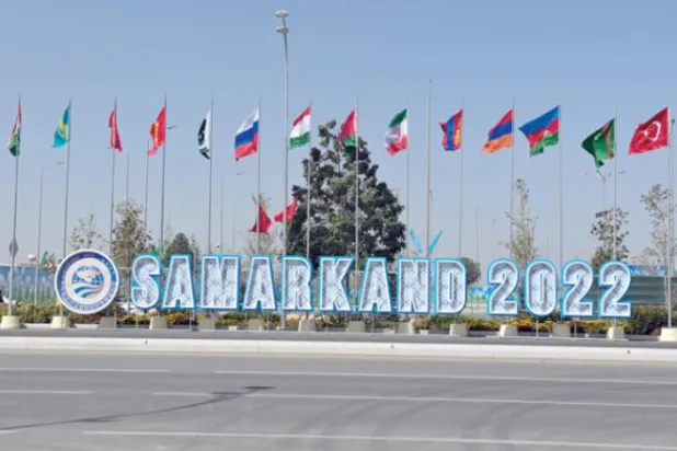 Şanghay İşbirliği Örgütü’nün Semerkant Zirvesi için hazırlanan katılımcı ülkelerin bayrakları (EPA)