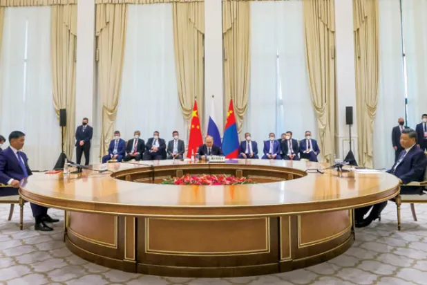 جانب من لقاء الرئيس الصيني مع الرئيسين الروسي والمنغولي على هامش أعمال قمة شنغهاي أمس (أ.ب)