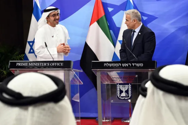 وزير الخارجية الإماراتي الشيخ عبد الله بن زايد ورئيس وزراء إسرائيل يائير لبيد خلال مؤتمر صحافي الخميس (د.ب.أ)