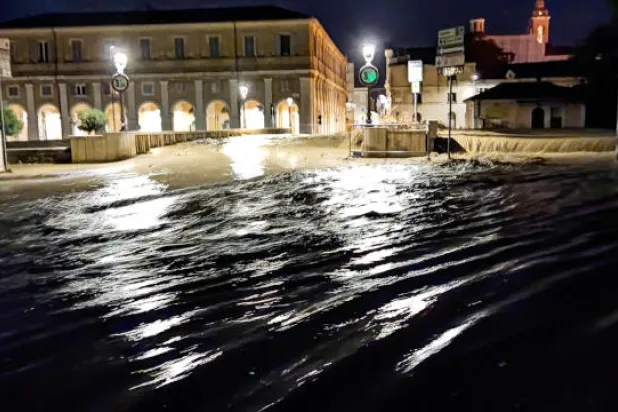 جانب من الأمطار الغزيرة التى ضربت إيطاليا (رويترز)