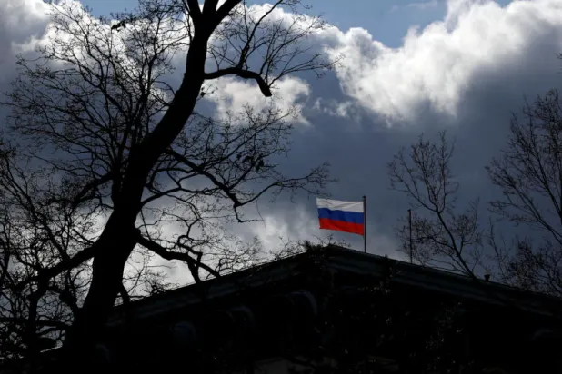 العلم الروسي يرفرف أعلى سفارة موسكو في براغ (أرشيفية-رويترز)