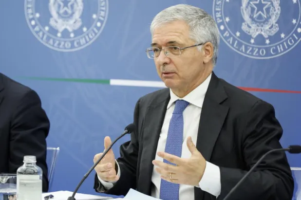 ماريو دراغي خلال مؤتمر صحافي في ختام جلسة للحكومة (إ.ب.أ)