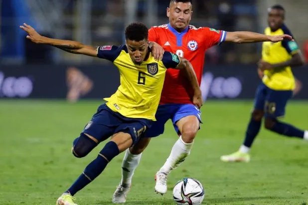 اللاعب بايرون كاستيو خلال مشاركته مع الإكوادور ضد تشيلي (أ.ف.ب)