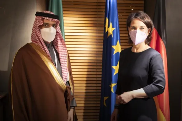 وزير الخارجية السعودي الأمير فيصل بن فرحان لدى لقائه نظيرته الألمانية أنالينا بيربوك عام 2019 (الخارجية السعودية)