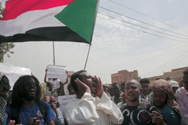 خرطوم میں بدھ کے روز سویلین حکمرانی کے مطالبے پر ہونے والے مظاہروں کا منظر (اے.پی)
