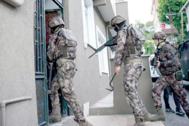 صورة سابقة لجنود أتراك أثناء اقتحام منزل يؤوي عناصر من «داعش» في إسطنبول (الداخلية التركية)
