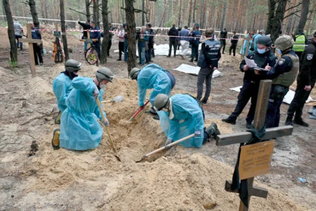 ستكون المقبرة الجماعية الواقعة في إيزيوم، وهي معقل روسي سابق على خط المواجهة، الأكبر التي يتم العثور عليها في أوروبا منذ المقابر الجماعية التي خلفتها حروب البلقان في تسعينات القرن العشرين (أ.ف.ب)