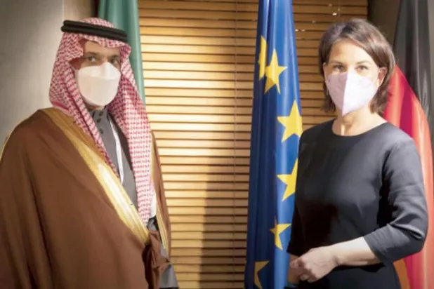 سعودی وزیر خارجہ شہزادہ فیصل بن فرحان کو 2019 میں جرمن وزیر خارجہ اینالینا بیربوک سے ملاقات کے دوران دیکھا جا سکتا ہے (سعودی وزارت خارجہ)