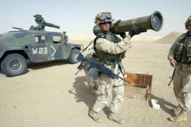 امریکی میرینز کو ٹینک شکن میزائل مشقوں کے دوران دیکھا جا سکتا ہے (اے ایف پی)