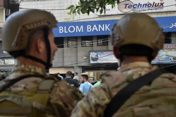 جنود من الجيش اللبناني يقفون في حراسة أحد المصارف ببيروت (إ.ب.أ)