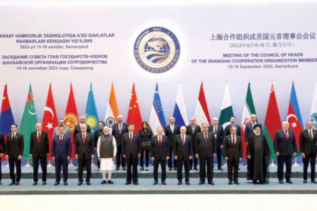 گزشتہ روز ازبکستان کے سمرقند میں شنگھائی تعاون تنظیم کے سربراہی اجلاس میں شرکت کرنے والے رہنماؤں کا ایک گروپ فوٹو (ڈی پی اے)