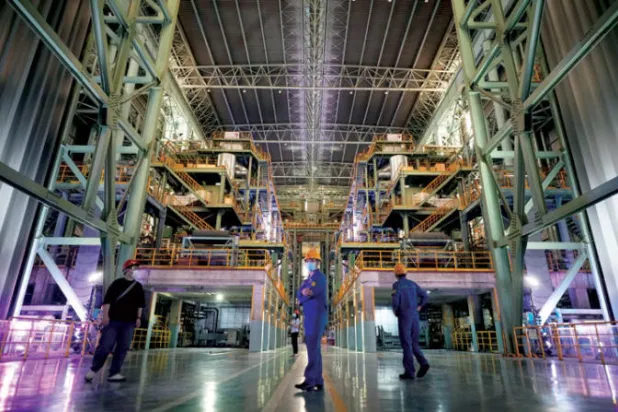 أظهر الاقتصاد الصيني متانة مفاجئة في أغسطس مع نمو أسرع من المتوقع في إنتاج المصانع ومبيعات التجزئة (رويترز)