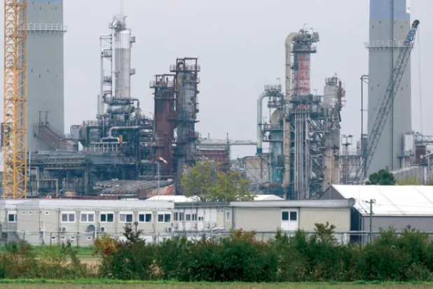 إحدى المنشآت التابعة لـ«روسنفت» في ألمانيا التي وضعت تحت الحماية بموجب قانون لـ«ضمان أمن الطاقة» (د.ب.أ)