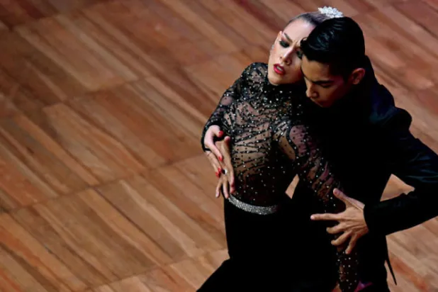 تعاني الأرجنتين من تضخم يوشك على بلوغ 100 % مع نهاية العام وسط مطالبات بتحركات أوسع لرفع الفائدة ووقف طباعة النقود (أ.ف.ب)