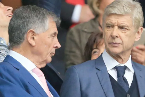 ديفيد دين تعاقد مع المدير الفني الفرنسي آرسين فينغر إلى جانب لاعبين بارزين (غيتي)