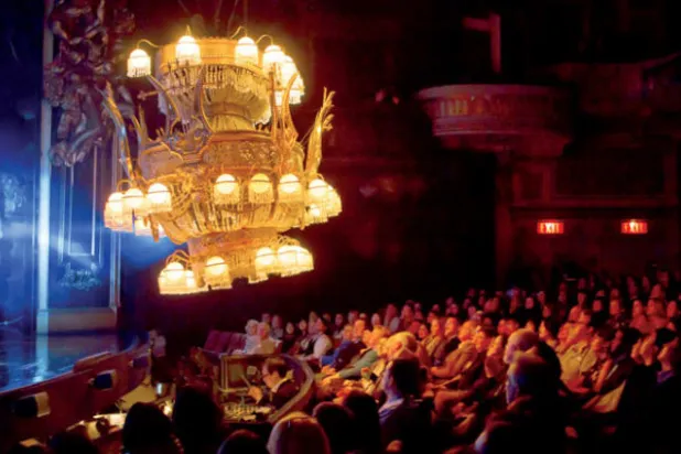 مشهد سقوط الثريا الشهير في «ذا فانتوم أوف ذا أوبرا» (نيويورك تايمز)