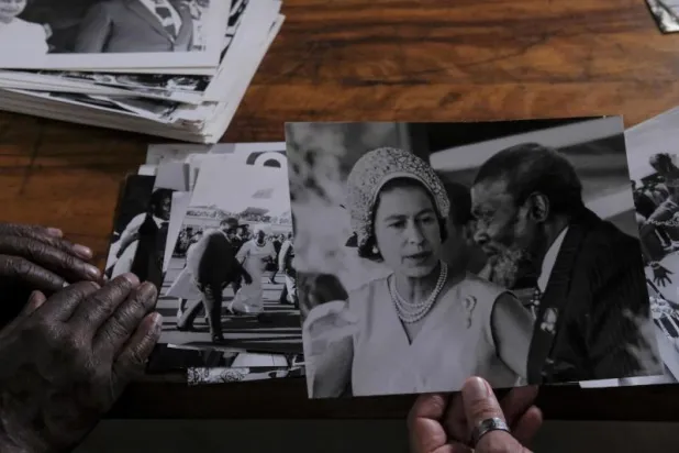 صورة تظهر لقاء الملكة إليزابيث الثانية مع أول رئيس لكينيا في نيروبي (أ.ف.ب)