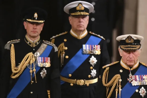 الملك تشارلز يظهر أمام الأميرين أندرو (وسط) وإدوارد (أ.ب)