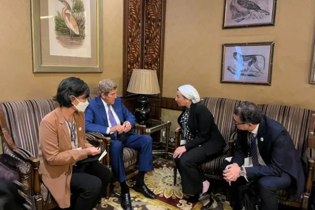 كيري خلال لقاء وزيرة البيئة المصرية على هامش اجتماعات وزراء البيئة الأفارقة بالسنغال... (وزارة البيئة المصرية)