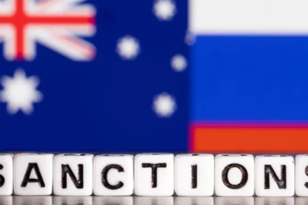 اللائحة تضم أسماء موظّفين في شركات أسلحة أسترالية وفي وسائل إعلامية (رويترز)