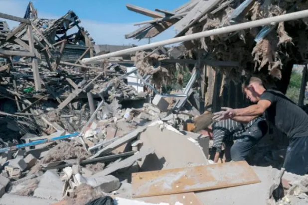 یوکرین کے دو باشندے کو ایک عمارت کے ملبے کے درمیان دیکھا جا سکتا ہے جسے کراماٹورک شہر میں نشانہ بنایا گیا ہے (اے ایف پی)