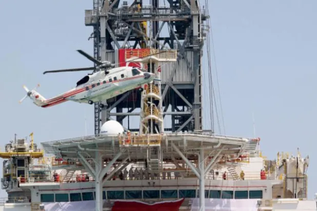 بحیرہ روم میں تیل اور گیس کی تلاش کے لئے بھیجے جانے سے قبل اردوغان کے ہیلی کاپٹر کو 9 اگست کے دن مرسین میں ڈرلنگ جہاز "عبد  الحمید حان" پر اترتے ہوئے دیکھا جا سکتا ہے (اے ایف پی)