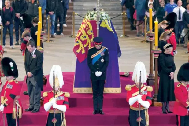 شہزادہ ولیم اور ہیری اور آنجہانی ملکہ برطانیہ کے باقی پوتے اور نواسیوں کو کل ان کے تابوت کے گرد کھڑے دیکھا جا سکتا ہے (اے ایف پی)