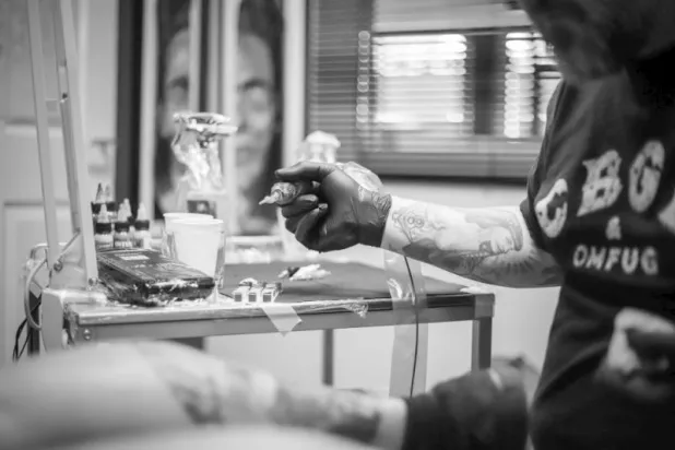 أحبار الوشم... خطر يُهدد الخلايا البشرية