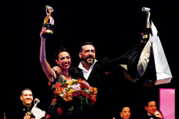 فيتو وأسترادا يحتفلان بفوزهما ببطولة «التانغو» (إ.ب.أ)