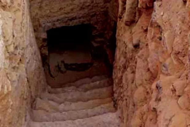 مدخل المقبرة حيث اكتشفت العظمة (المعهد البريطاني للأشعة)