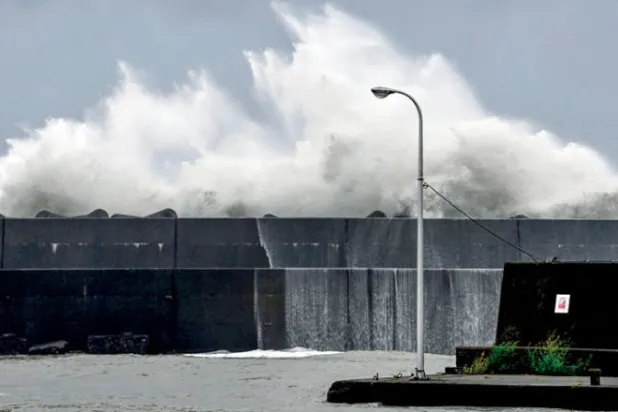 إعصار «نانمادول» ضرب مناطق جنوب غربي اليابان مساء أمس (أ.ب)