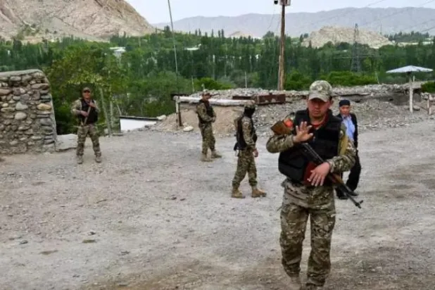 جنود قيرغيزون عند قرية كوك تاش القريبة من حدود قيرغيزستان وطاجيكستان (أرشيفية - أ.ب)