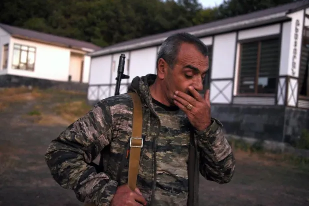 Azerbaycan ile Ermenistan arasında 2020 yılının Temmuz ayında yaşanan en kötü çatışmaların ardından Azerbaycan sınırındaki Cermuk kasabasında dolaşan bir Ermeni komutan (AFP)