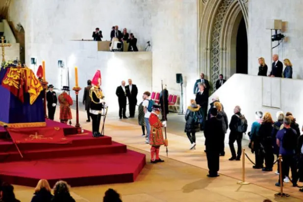 امریکی صدر جو بائیڈن اور ان کی اہلیہ نے گزشتہ روز ملکہ الزبتھ کے تابوت کو الوداع کیا (اے ایف پی)