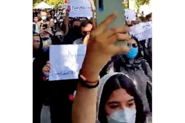 کل تہران یونیورسٹی میں طلباء کے احتجاج کی ویڈیو کا ایک حصہ